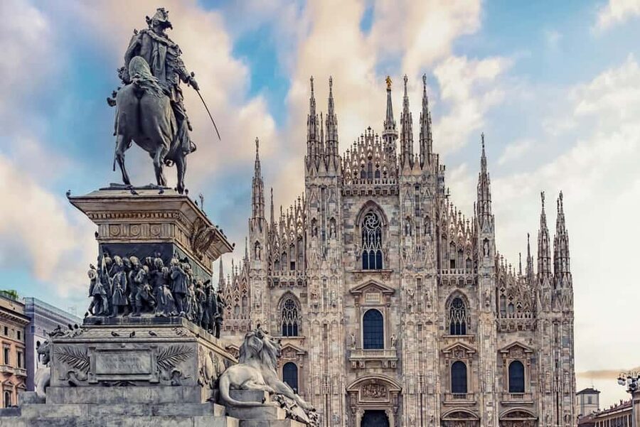 Milan Small Group: Duomo & Rooftop, Castle, Gelato Tasting - Gelato at the right moment