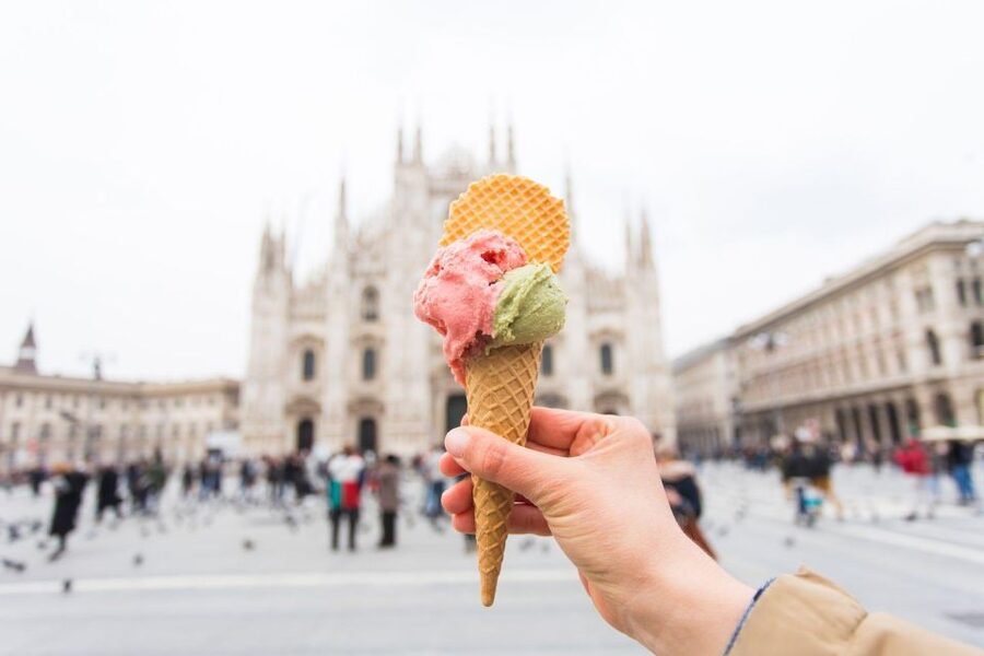 Milan Small Group: Duomo & Rooftop, Castle, Gelato Tasting - The guide and group experience