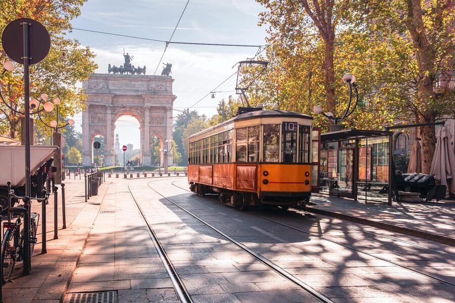 Milano: Highlights Private Tour, Duomo, Castle & Gelato - What Alessandro’s guiding style adds