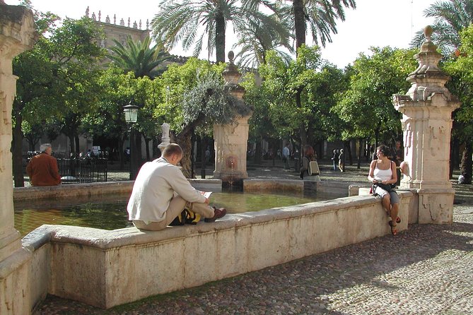 Mosque-Cathedral, Alcazar & Jewish Quarter with Tickets - Two guides can be helpful, but the handoff matters