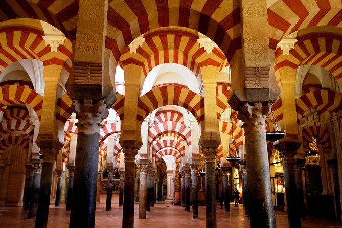 Mosque-Cathedral, Alcazar & Jewish Quarter with Tickets - Walking through La Judería