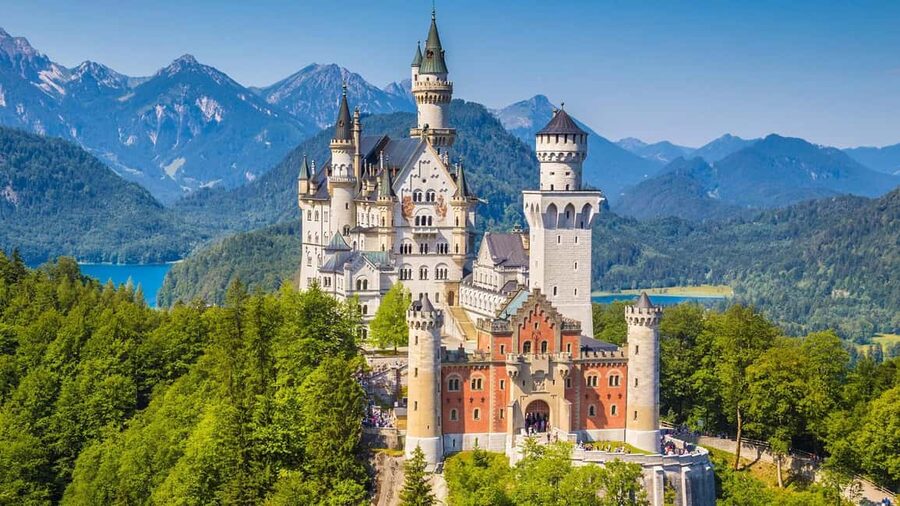Munich: Neuschwanstein Castle Chinese Day Tour - Neuschwanstein Castle and the long central visit