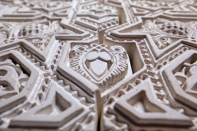 Nasrid Crafts: Only plasterwork workshop in the Alhambra - The fragile souvenir problem