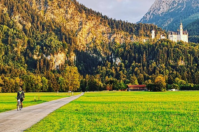 Neuschwanstein Castle by Bus Incl. Bike Ride or Hohenschwangau - Marienbrücke and the famous castle view
