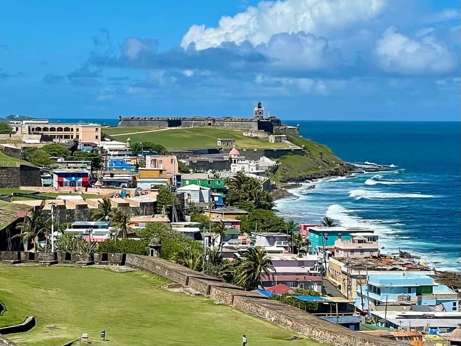 Old San Juan: San Cristobal Castle and Old Town Walking Tour - Meeting your guide at Plaza Colón
