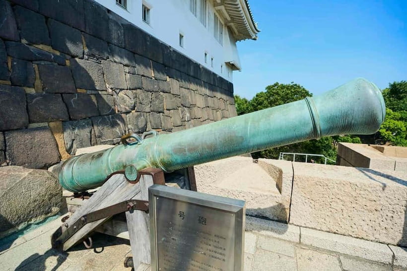 Osaka: Castle History Walking Tour / Castle Tower Admission - The walls are the first great exhibit
