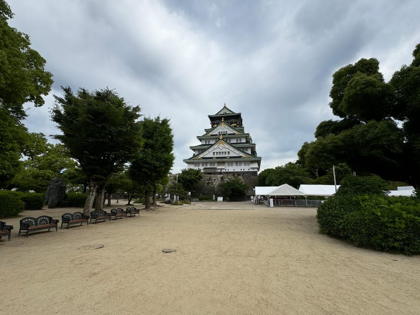 Osaka: Early Morning Osaka Castle Guided Tour, Avoid Crowds - Reaching Osaka Castle for the main photo stop