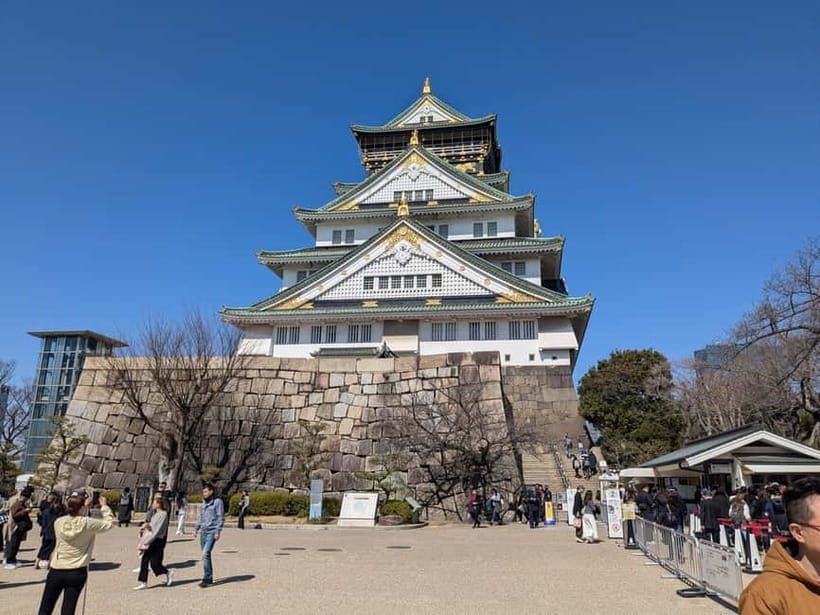 Osaka: Osaka Castle Guided Tour with Local Guide - Meeting at the castle and getting oriented