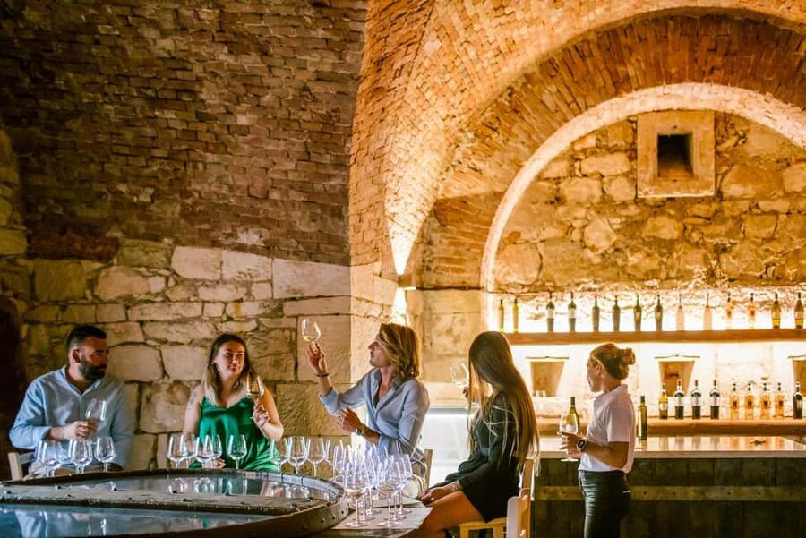 Pastrengo: e-bike tour and wine tasting in the Castle - Key points to know before booking