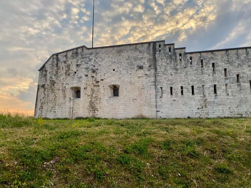 Pastrengo: e-bike tour and wine tasting in the Castle - Three wines and a proper plate of food