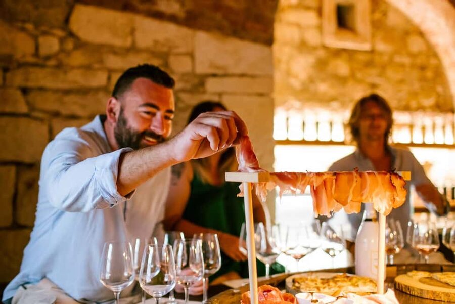 Pastrengo: e-bike tour and wine tasting in the Castle - Calmasino and Cavaion, with the lake below