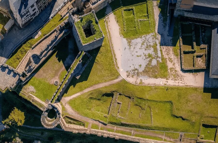 Ponferrada: Castle of the Templars Entry and Guided Tour - Meeting your guide at the entrance ramp