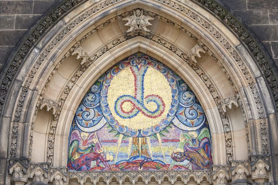 Prague: 2.5-Hour Vyšehrad Castle with Gorlice & Tickets - Meeting Czech culture in the Vyšehrad Cemetery