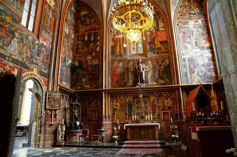 Prague Castle: 1-Hour Introduction Tour with Entry Ticket - Golden Lane and its tiny guard houses