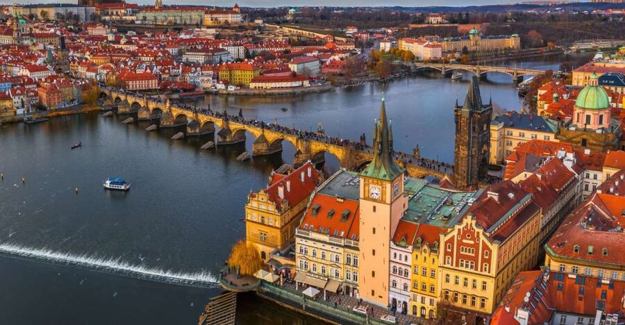Prague: Castle and Jewish Quarter Tour with Cruise and Lunch - What the guides add to the experience