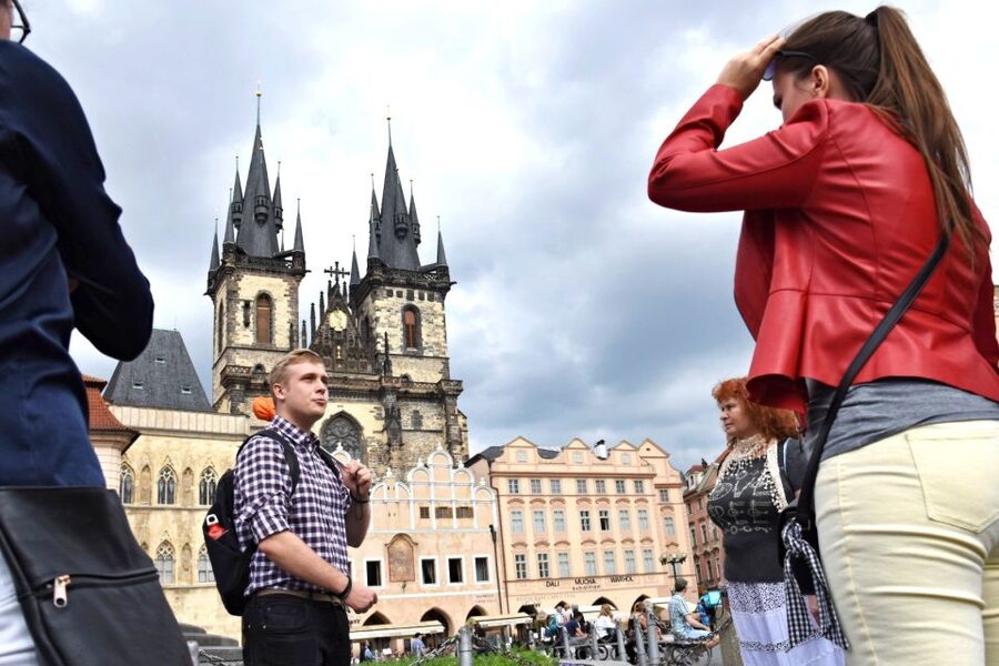 Prague: Castle and Jewish Quarter Tour with Cruise and Lunch - A coffee break before the historic center continues