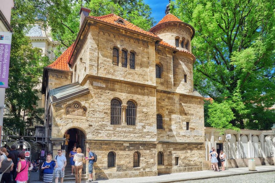 Prague: Castle and Jewish Quarter Tour with Cruise and Lunch - Josefov and Old Town stories