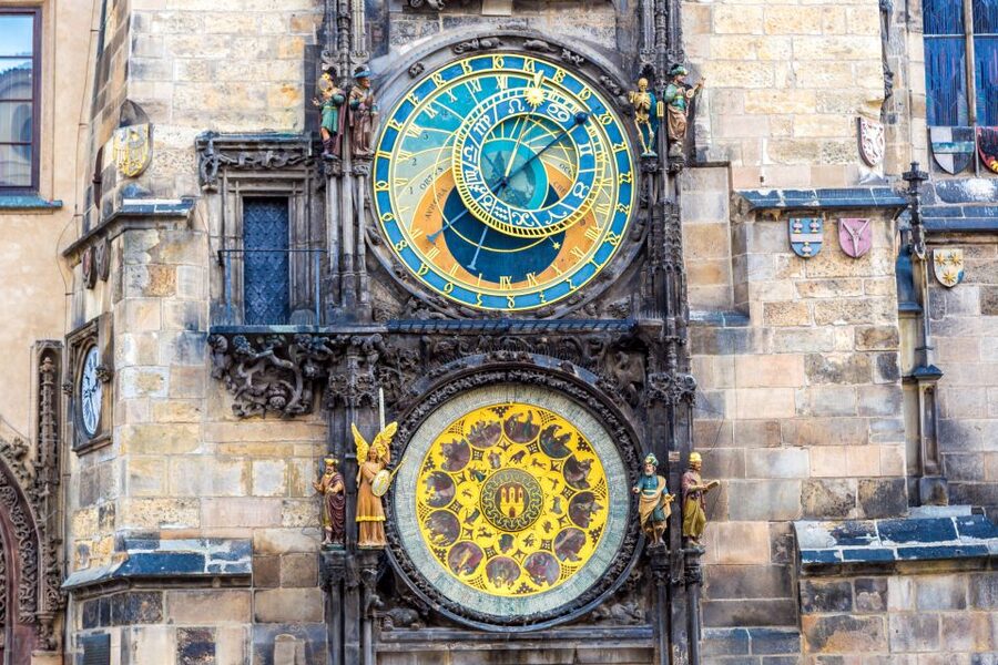 Prague: Castle and Jewish Quarter Tour with Cruise and Lunch - A one-hour Vltava cruise with a mixed finish