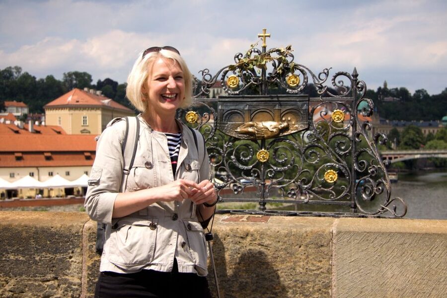 Prague: Castle and Jewish Quarter Tour with Cruise and Lunch - Meeting at the Charles IV statue
