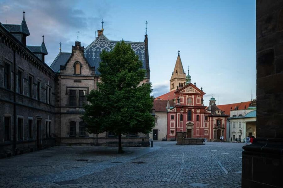 Prague Castle, St. Vitus Cathedral, Royal Palace, St. George's Basilica - Who will enjoy this castle tour