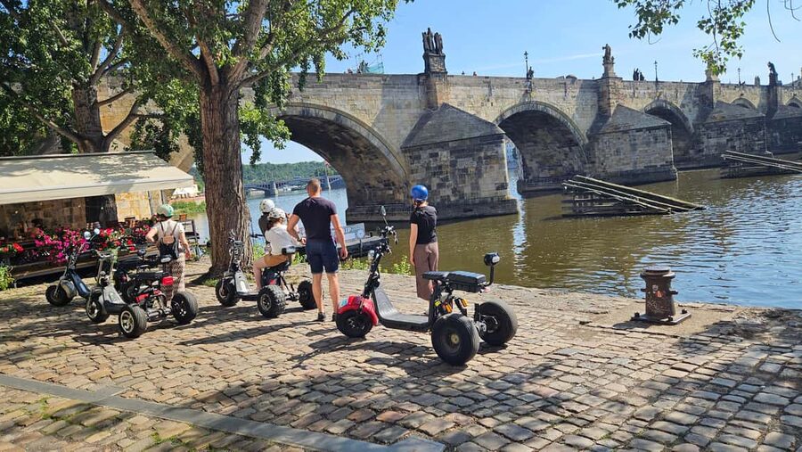 Prague: Castle Viewpoints & Charles Bridge Trike Tour - Why this trike route works well in Prague