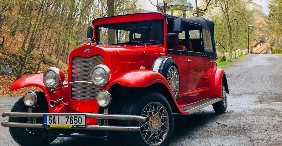 Prague: Fairytale Karlstejn Castle in Retro-Style Car - Inside the castle walls and courtyards