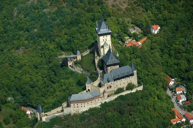 Prague: Karlštejn Castle Guided Tour with Entry Ticket - The uphill walk to Karlštejn Castle