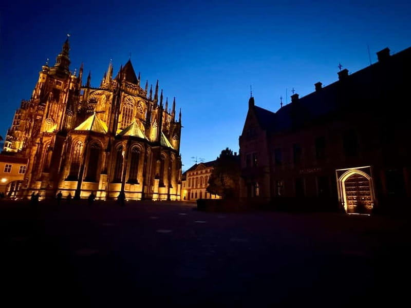 Prague: Night Walk through Prague Castle with City Views - The 10 pm gate closing and return down the Old Castle Stairs