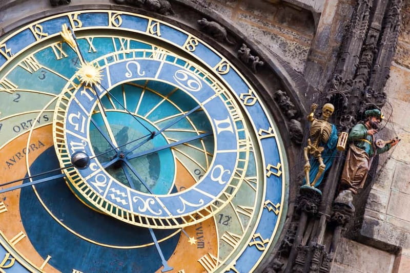 Prague: Old Town, Prague Castle & River Cruise Day Tour - Prague Castle from medieval foundations to modern government