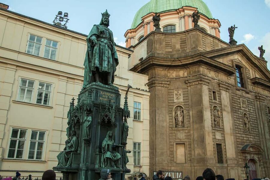 Prague: Prague Castle Walking Tour with Golden Lane in German - Key points to know before booking