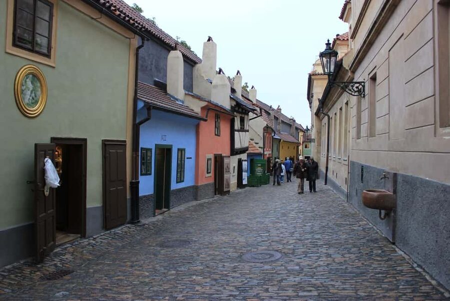 Prague: Prague Castle Walking Tour with Golden Lane in German - Golden Lane as the final stop