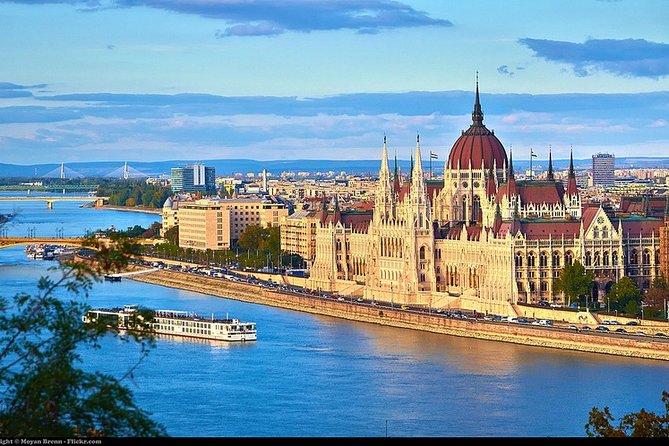 Private Budapest Sightseeing Tour: Royal Castle, Heroes Square, Chain Bridge - The Great Central Market Hall and Hungarian food