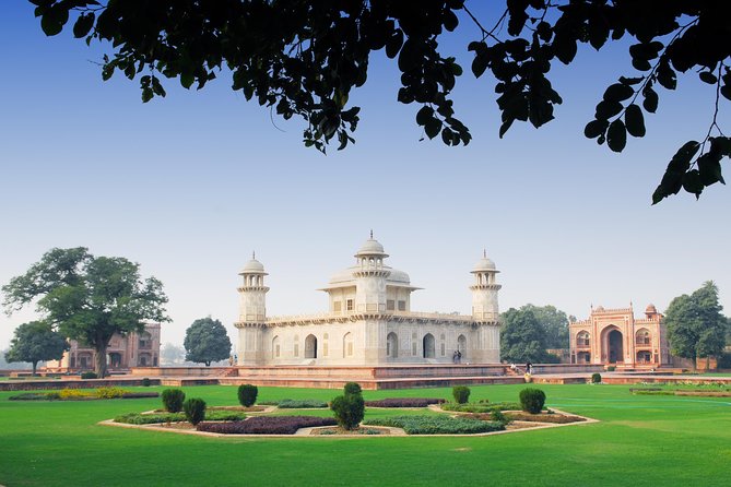 Private Day Trip to Agra includes Taj Mahal and Agra Fort from Delhi - Lunch between the monuments