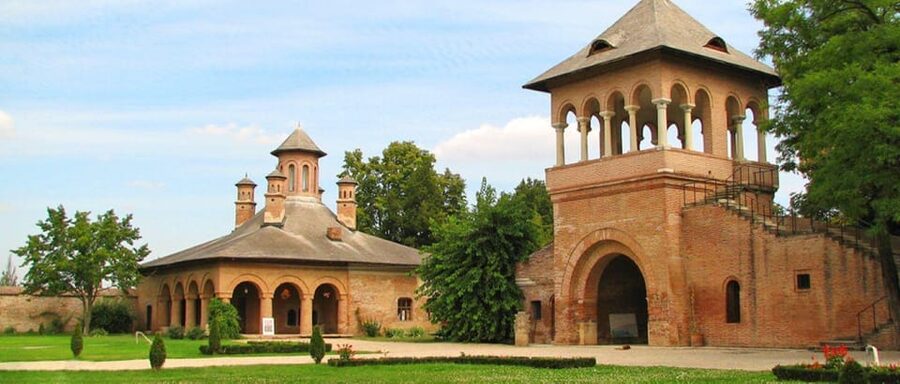 Private Tour from Bucharest to Dracula's tomb and Mogosoaia - A private guide makes the short schedule work