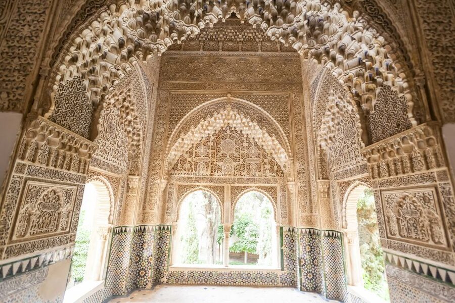 Private tour in all complete complex of Alhambra with ticket - Charles V Palace: the Christian chapter