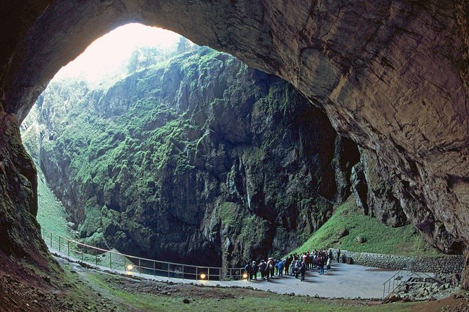 PUNKVA CAVES, ABYSS and PERNSTEJN CASTLE =only from Apr to Sep - The road to Pernštejn Castle