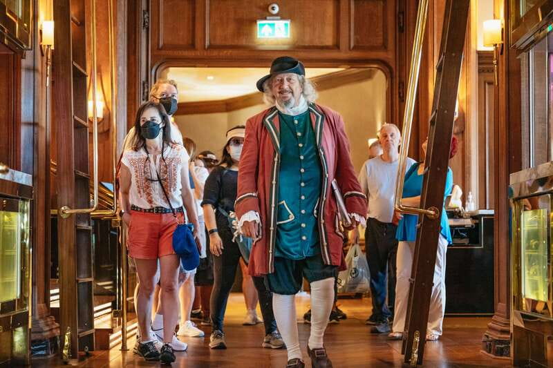 Quebec City: Guided Tour of Fairmont Le Château Frontenac - Inside the hotel: selected rooms, restaurants, and bars