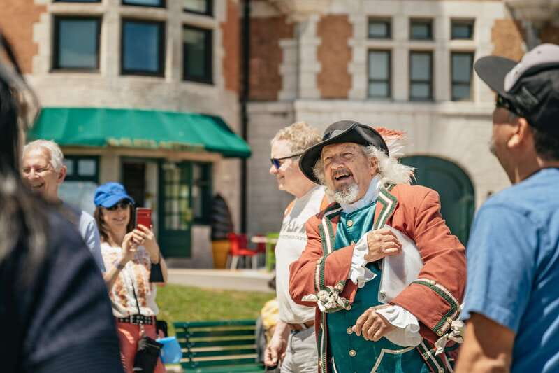 Quebec City: Guided Tour of Fairmont Le Château Frontenac - Meeting the costumed guide near Au 1884