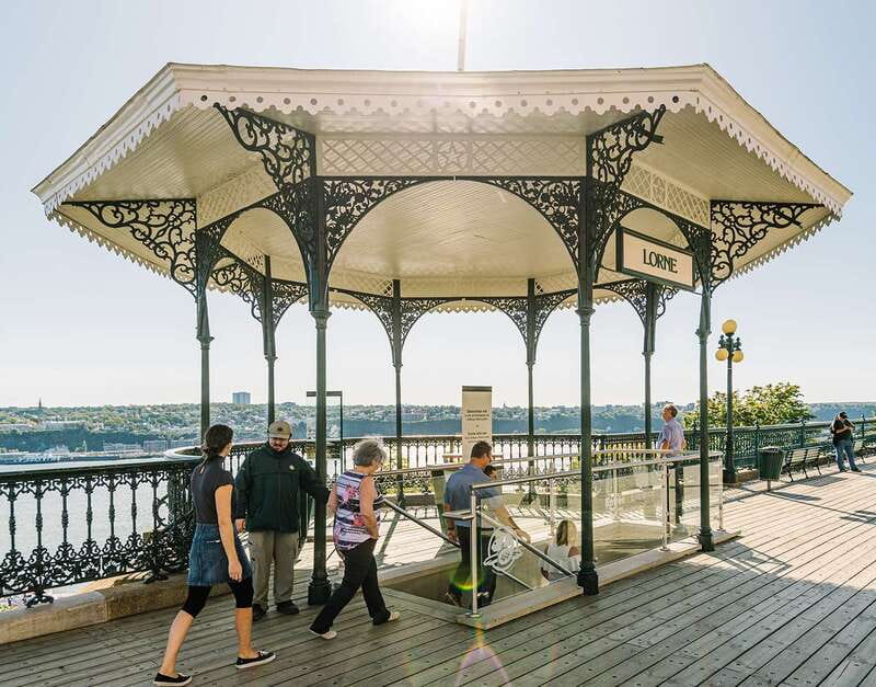 Québec City: Saint-Louis-Forts-and-Châteaux visit - The first stop: Dufferin Terrace and the St. Lawrence view