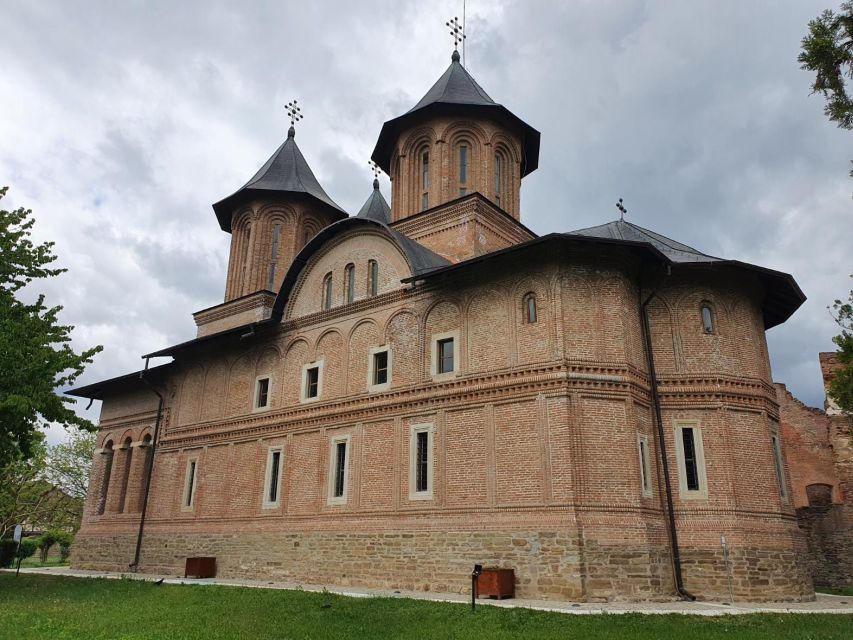 Real Dracula Princely Court and Real Dracula's Fortress - Poienari Castle and the 1,480-step test