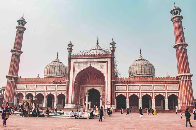Red Fort & Old Delhi: Half Day Heritage Walking tour - Naughara offers a quiet pause