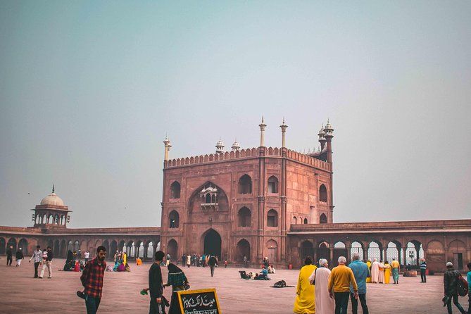 Red Fort & Old Delhi: Half Day Heritage Walking tour - Sis Ganj Gurudwara brings a different perspective
