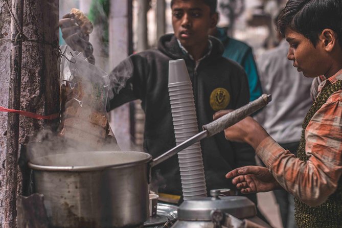 Red Fort & Old Delhi: Half Day Heritage Walking tour - Dariba Kalan and Kinari Bazaar show working Old Delhi