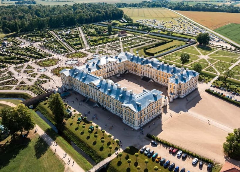 Riga: Hill of Crosses, Guided Rundale Palace & Bauska Castle - Lunch at Rundāle, with the cost kept separate