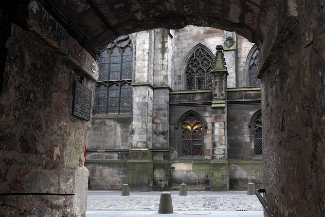 Royal Mile and Edinburgh Castle - Small Group Walking Tour - Parliament Square and John Knox House