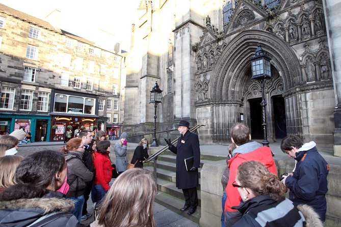 Royal Mile and Edinburgh Castle - Small Group Walking Tour - Closes, wynds, and everyday Old Town life