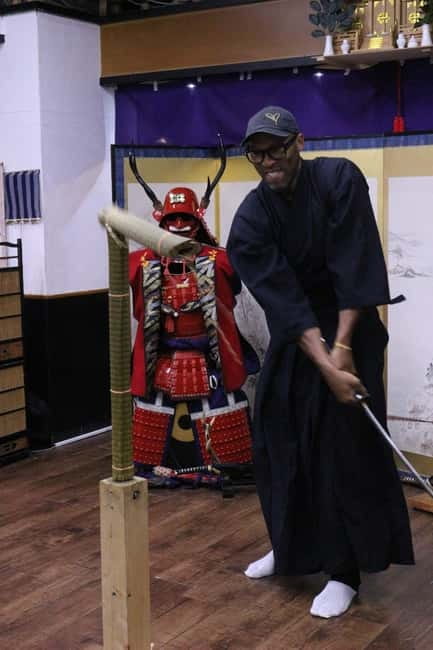Samurai Armor & Sword experience with phot near Osaka Castle - Bowing before the shrine