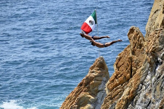 San Diego Fortress Explorer 4-Hour Highlights Walking & Van Tour - What $66.99 per person buys you