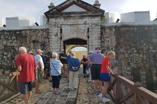 San Diego Fortress Explorer 4-Hour Highlights Walking & Van Tour - Plaza Alvarez and Acapulco’s central pulse