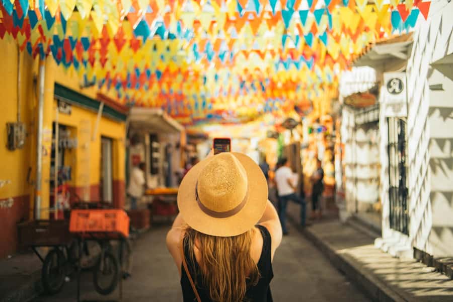 San Felipe Castle and Getsemani Walking Tour with tickets - Starting beneath the black umbrella in Getsemaní